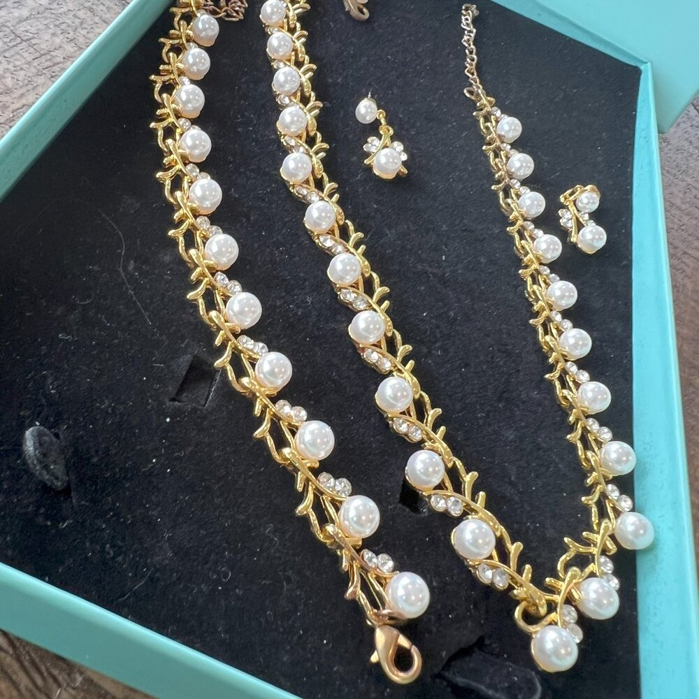 Striking Gold, Crystal & Pearl Jewelry Set - Necklace, Bracelet, Earrings